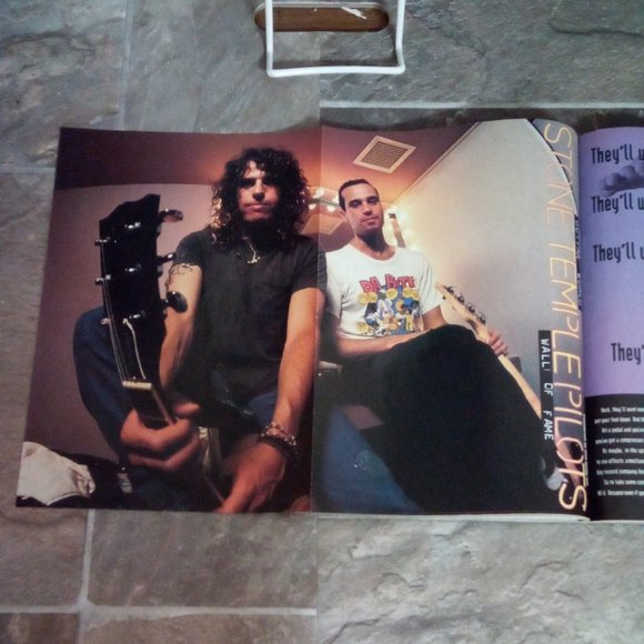 Guitar World Oct 1993 Vol. 14 No. 10 Classic Rock Rules! Magazine - Picture 8 of 9
